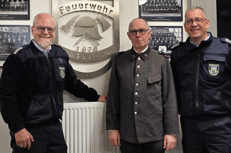 Eine historische Uniform bekommt einen Ehrenplatz im Feuerwehrhaus in Hemkenrode. Die Feuerwehr stellt das Stück aus.