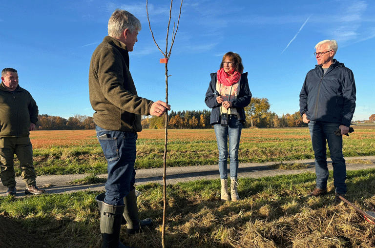 Die Gemarkung Rieseberg hat 20 Obstbäume mehr. Freiwillige aus mehreren Institutionen und Vereinen pflanzten die Setzlinge.