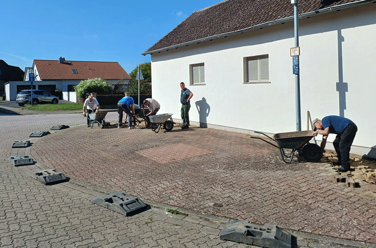 Aus grauer Fläche werden Pflanzen: Die Stadt Wolfenbüttel hat den Vorplatz der Feuerwehr Adersheim in eine naturnahe Grünfläche verwandelt.