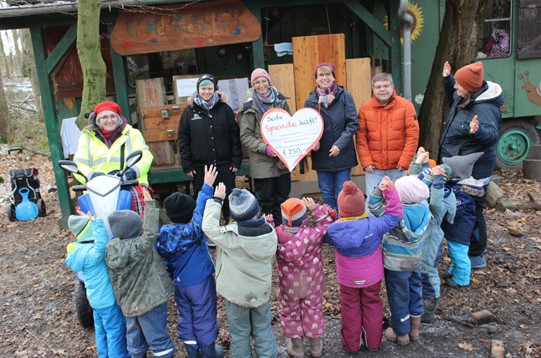 Nach den Vandalen am Waldkindergarten Schöppenstedt kann die Einrichtung aufatmen. Eine Spende soll bei den Reparaturen helfen.