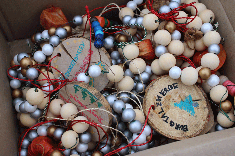 Der Weihnachtsbaum vor dem Schöppenstedter Rathaus leuchtet wieder. Für den Aufbau fassten erneut viele mit an.